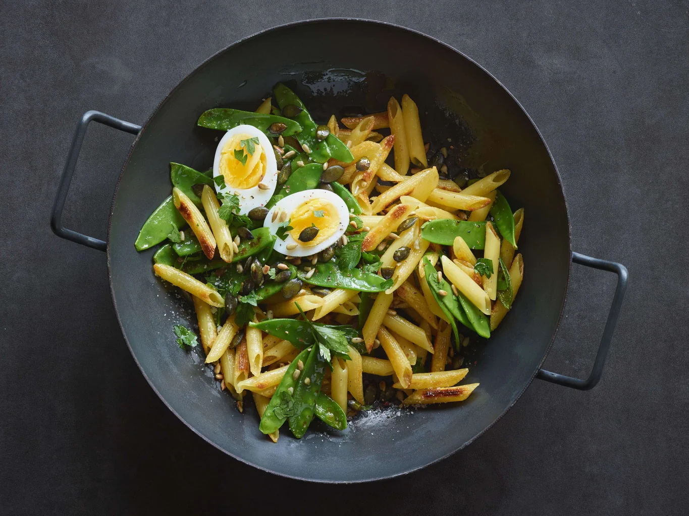 Penne mit Kefen und Kernen