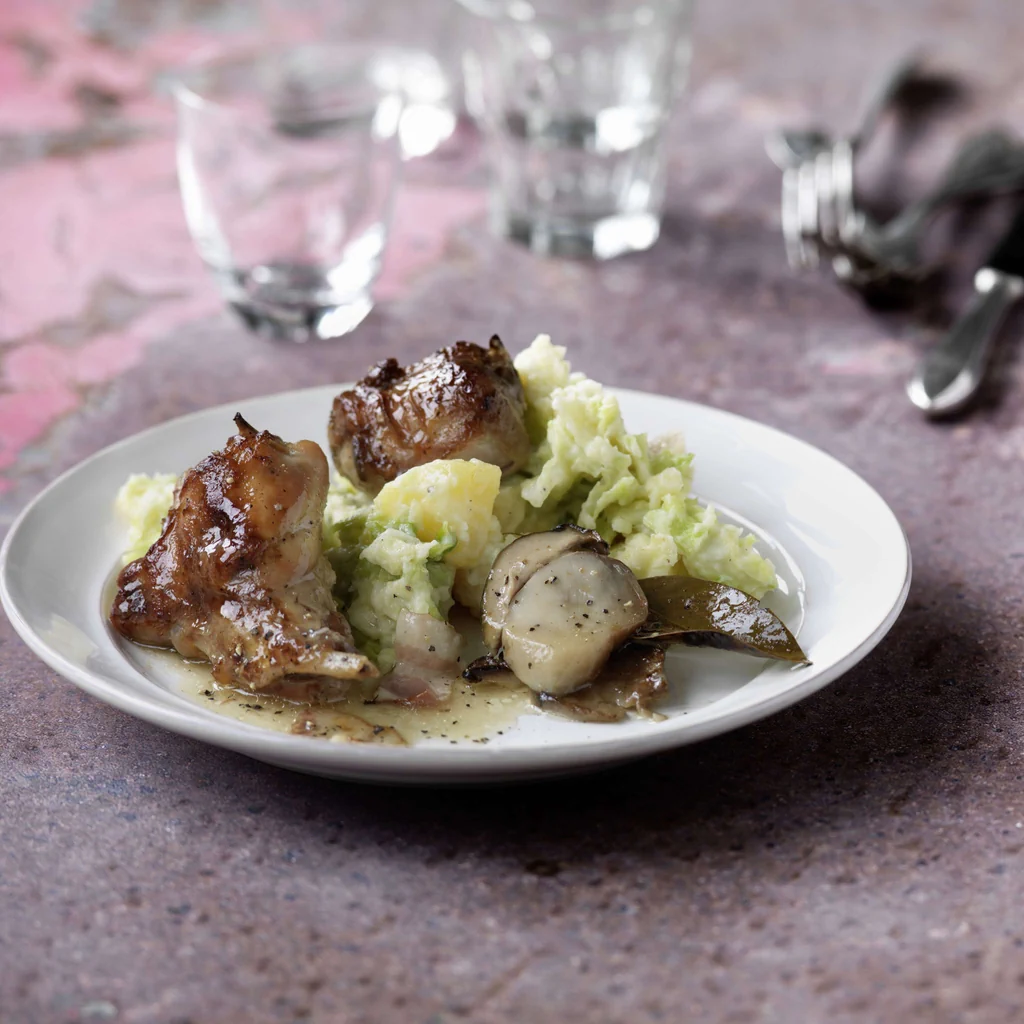 Coniglio con pancetta e funghi