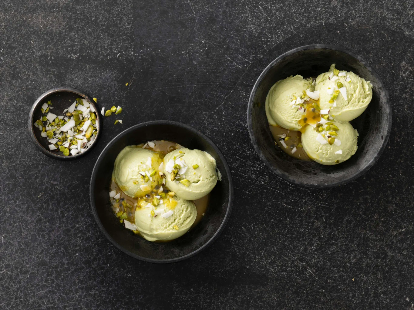 Gelato vegano di avocado con salsa ai frutti della passione