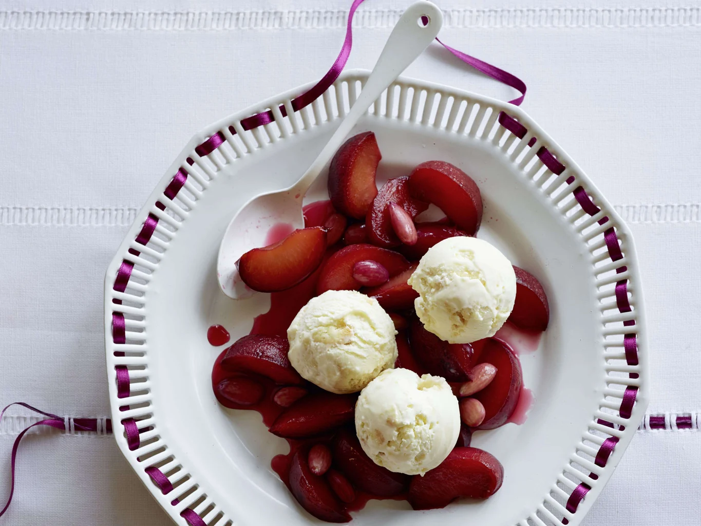 Amaretti-Glace mit Zwetschgen