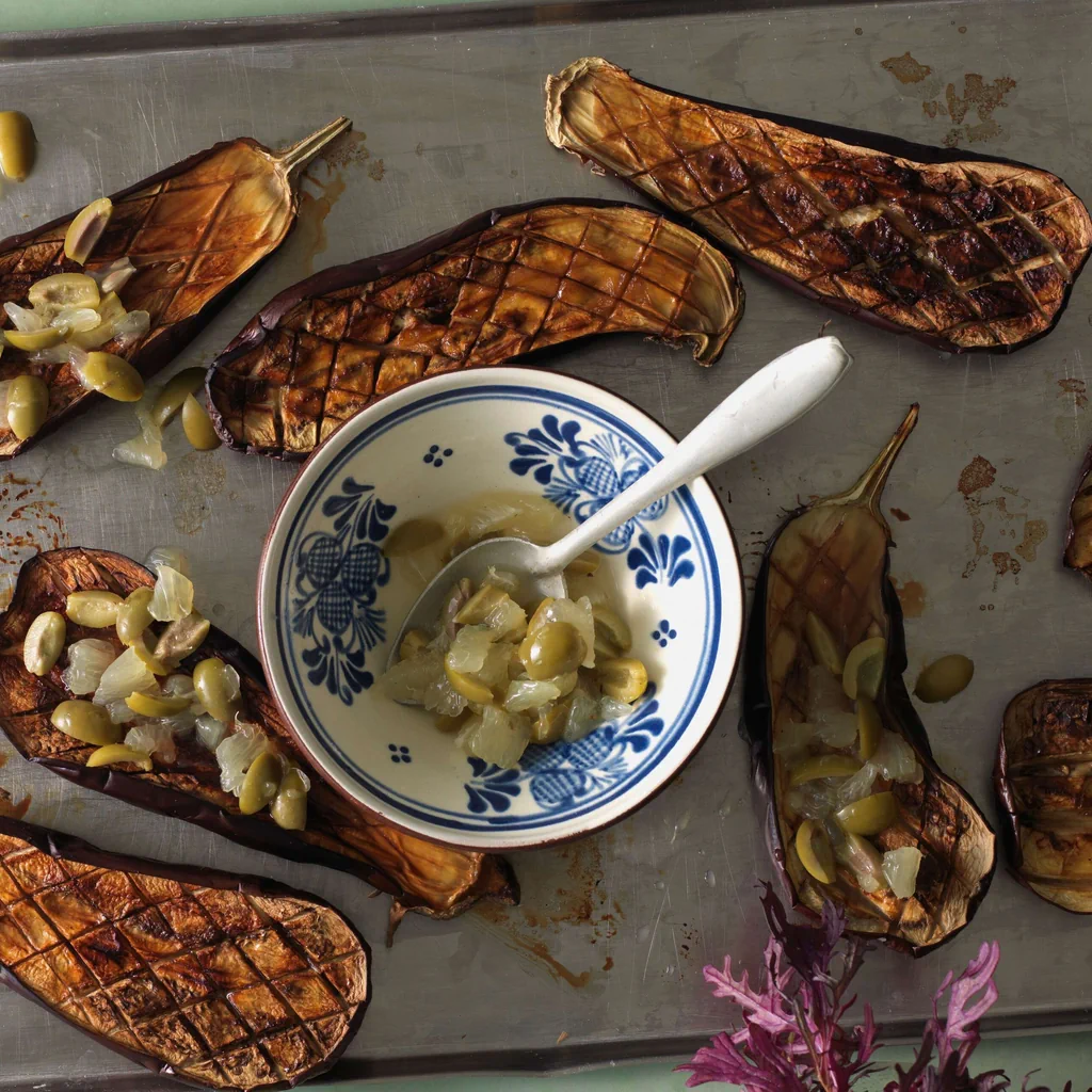 Gebackene Aubergine mit Oliven-Zitronen-Salat