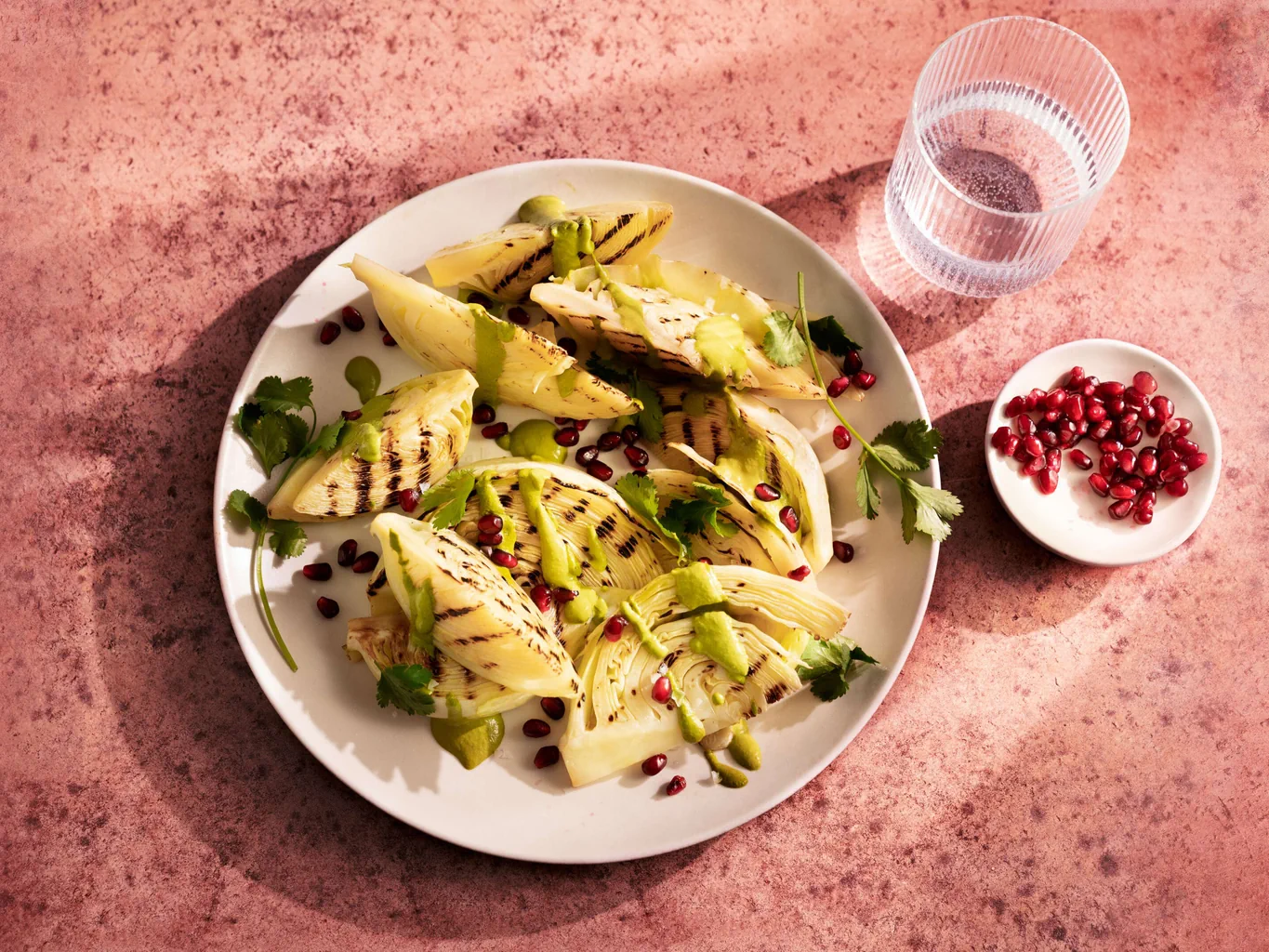 Chou grillé avec sauce verte au tahini