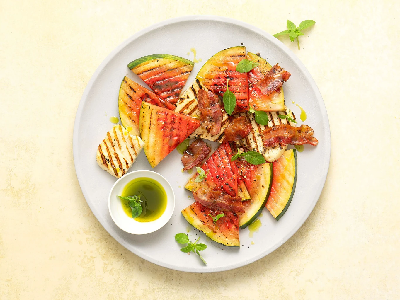 Pastèque grillée avec halloumi et lard 