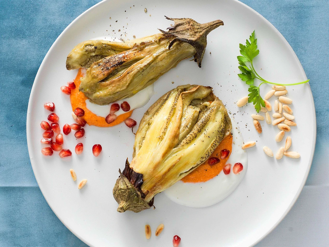 Gebackene Aubergine auf Romesco-Sauce
