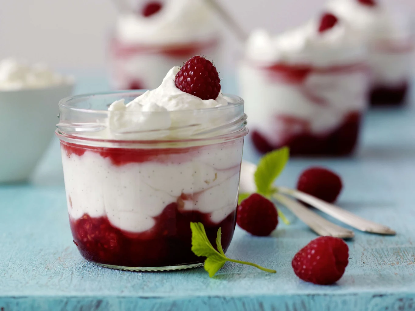 Vanillecreme mit Himbeersauce