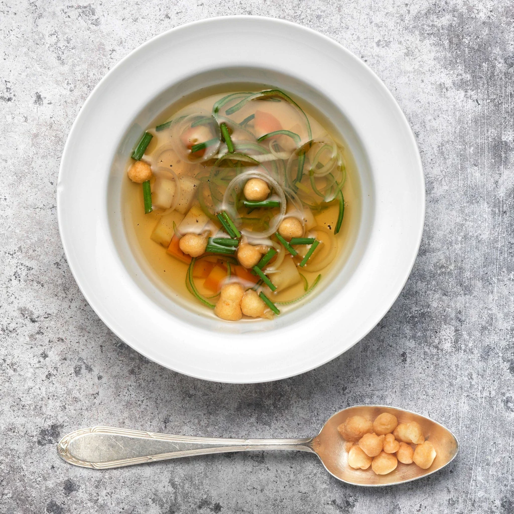 Brodo di verdura con perle croccanti