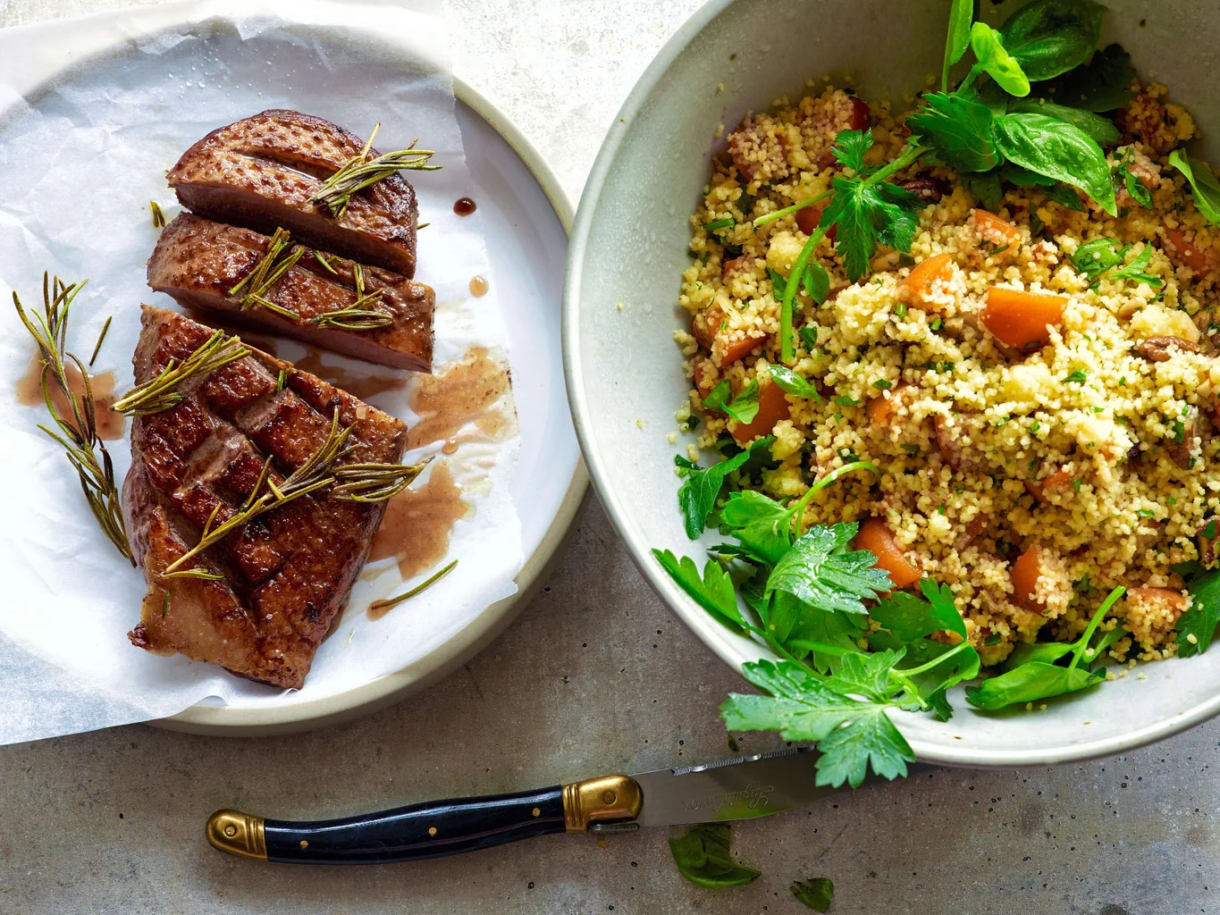 Petto d’anatra con cuscus alle albicocche e alle noci