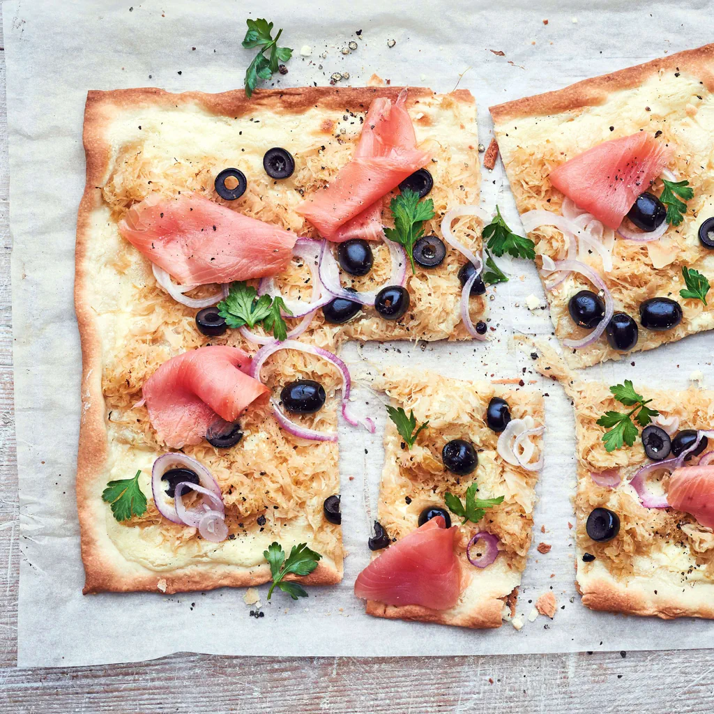 Sauerkraut-Flammkuchen mit Rauchlachs