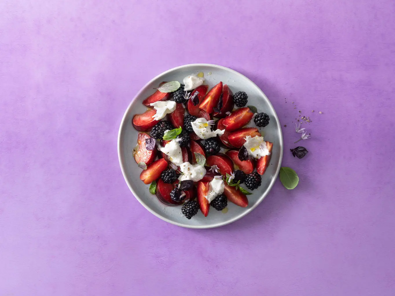 Pflaumen-Burrata-Salat