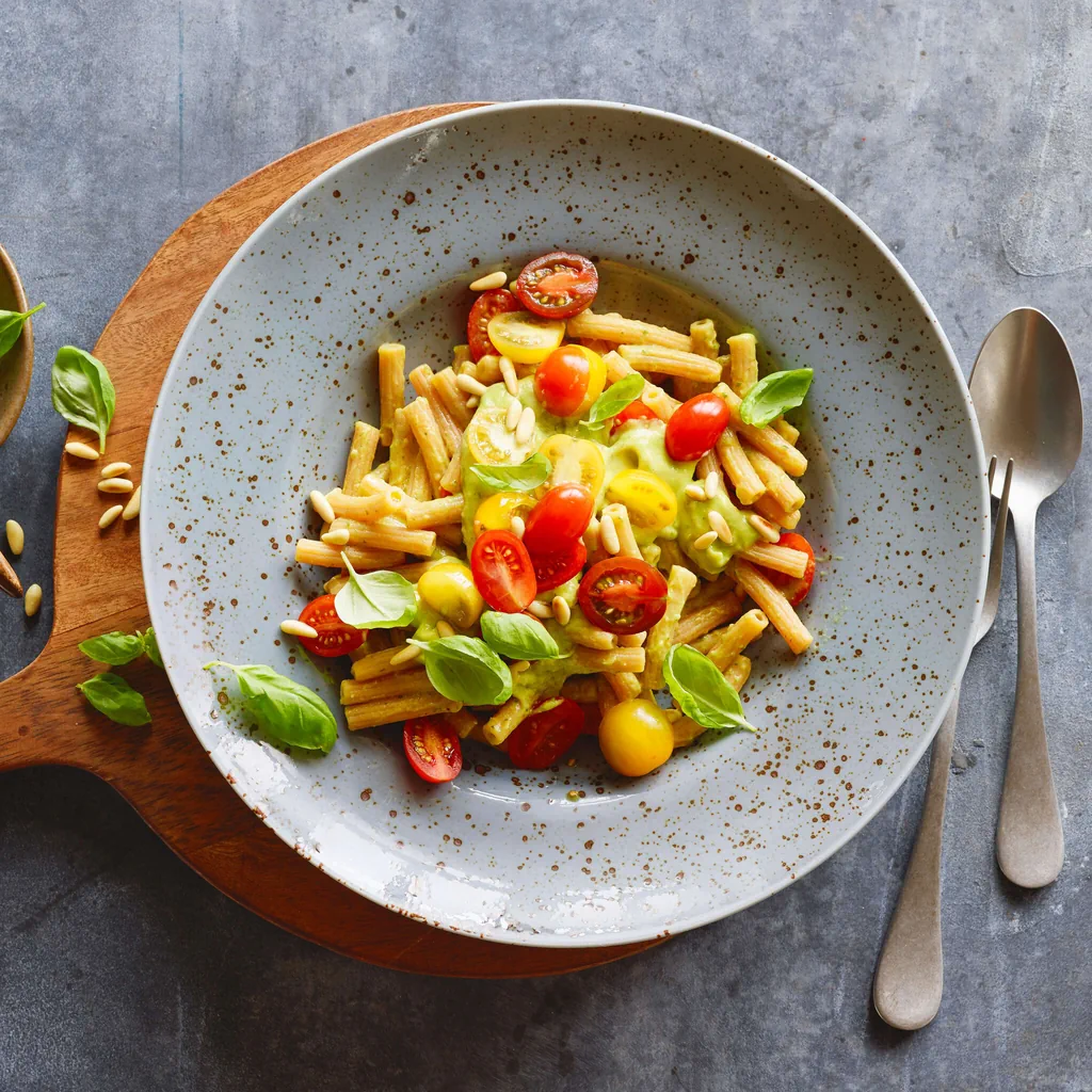 Rote-Linsen-Pasta mit Avocadocreme
