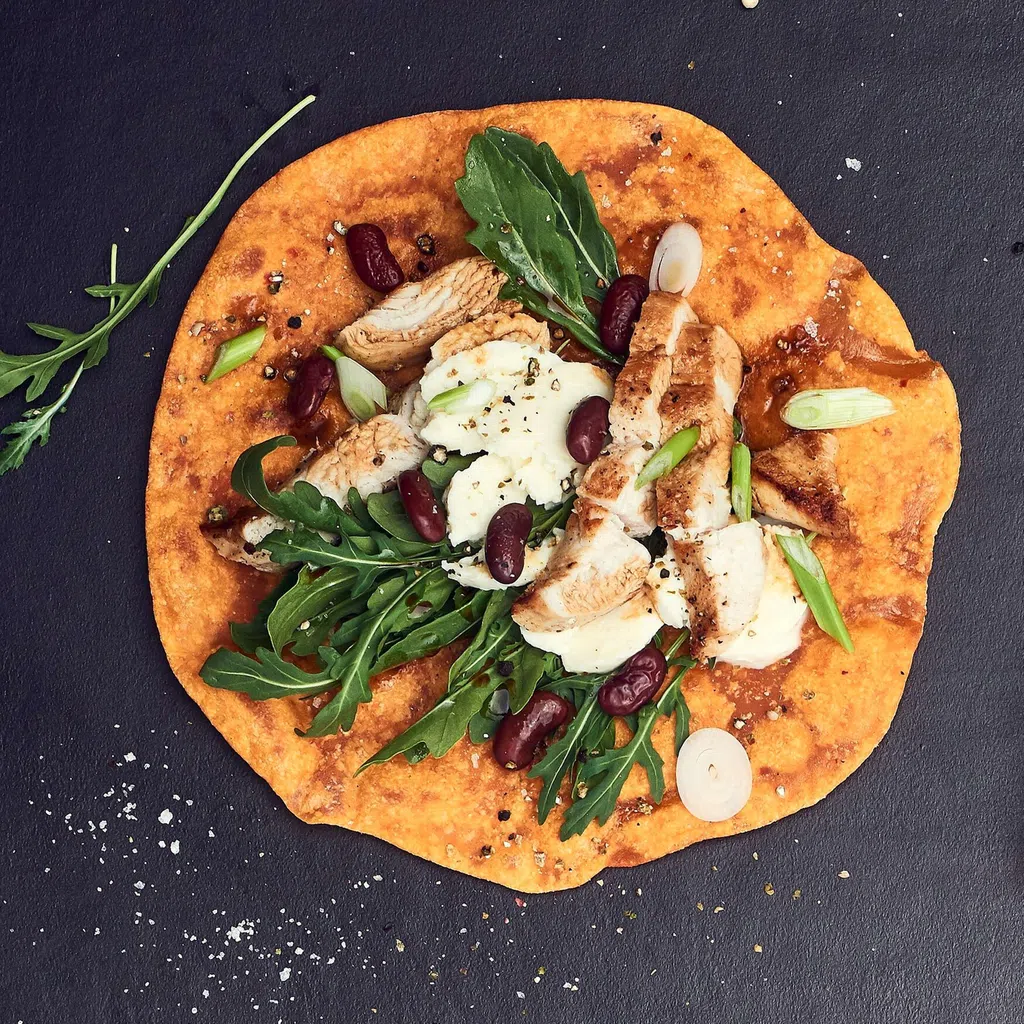 Orange Tortilla mit Poulet und Mozzarella