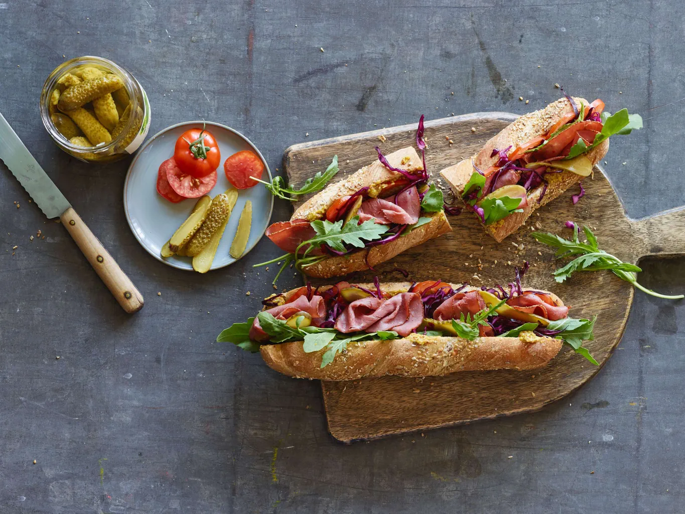 Sandwich au pastrami et au chou rouge