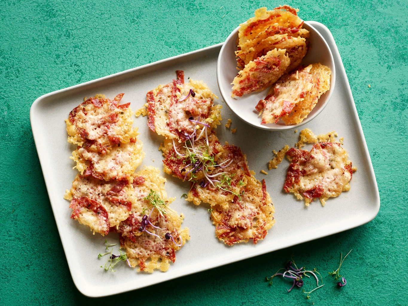 Chips de parmesan au salami