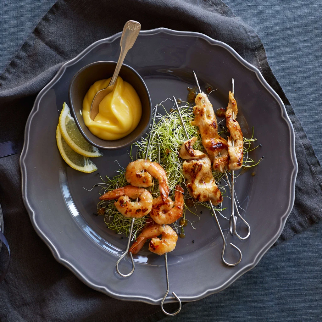 Poulet- und Crevettenspiesse mit Zitronenmayo