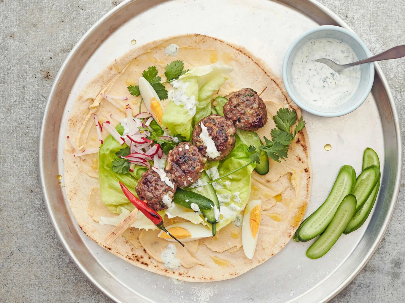 Wrap à l'agneau, à l'houmous et au yogourt