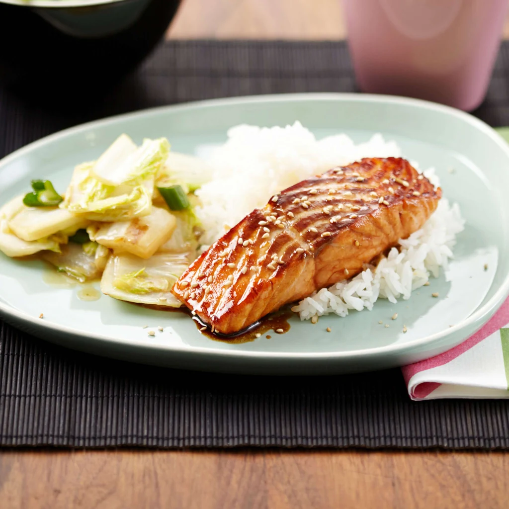 Salmone glassato con contorno di cavolo