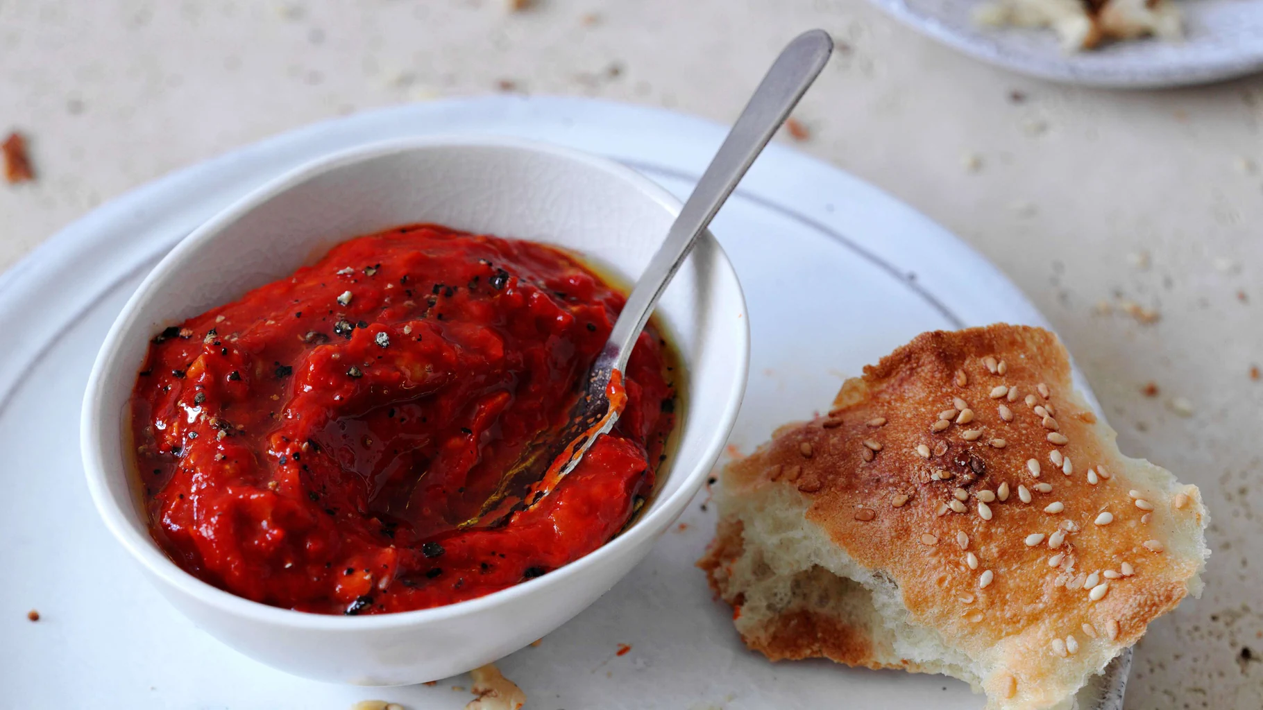Pasta di peperoni con noci e melagrana