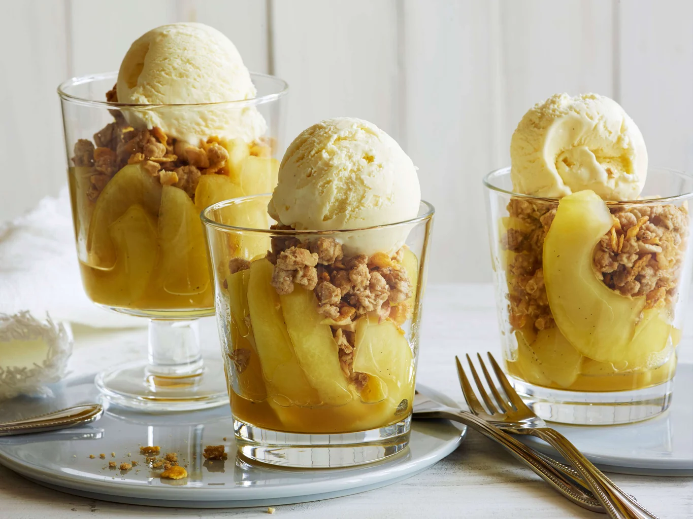 Quartiers de pommes chauds et glace vanille