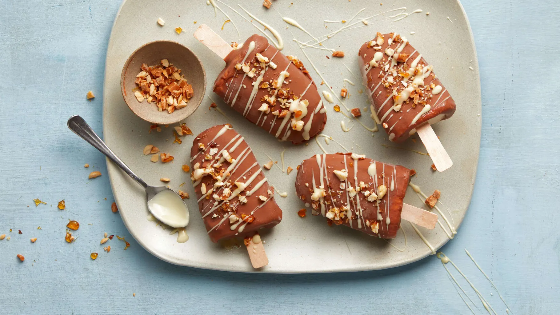 Caramel-Stängelglace im Schoko-Nuss-Mantel