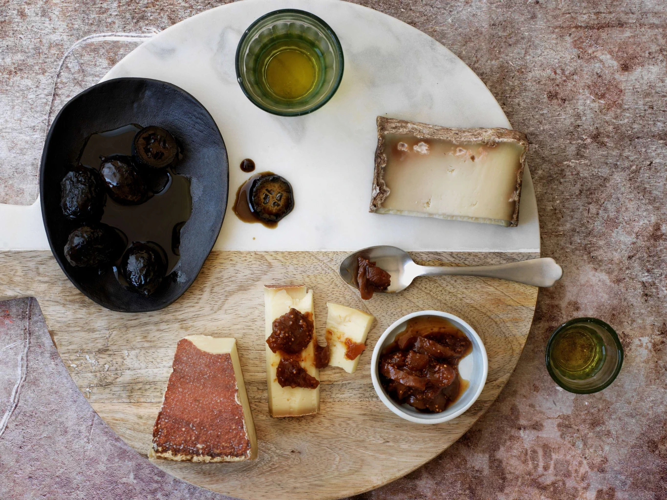 Noci nere sciroppate con formaggio e mostarda