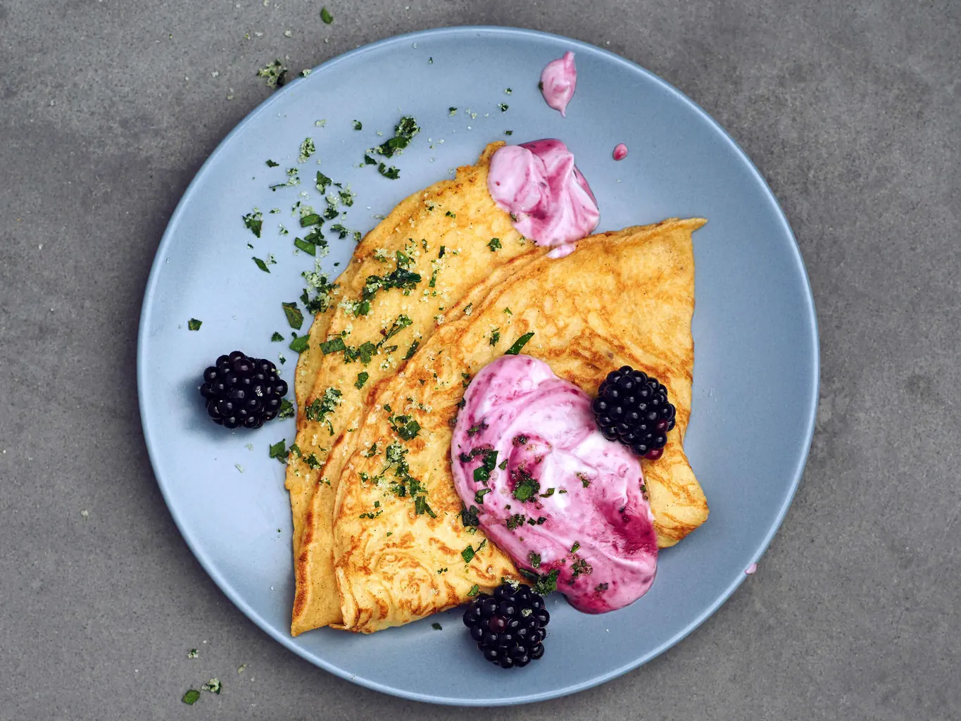 Crêpe de farine complète avec crème de mûres
