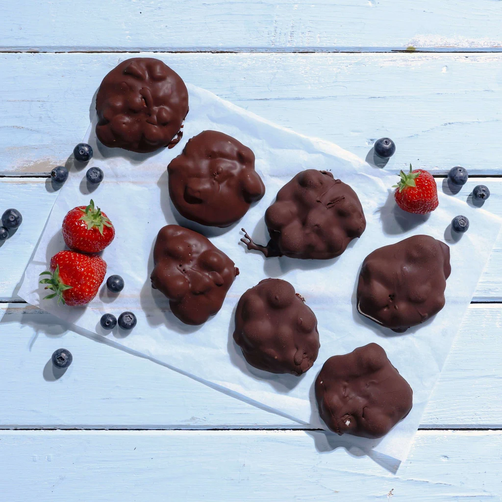 Praline di skyr alle bacche ricoperte di cioccolato