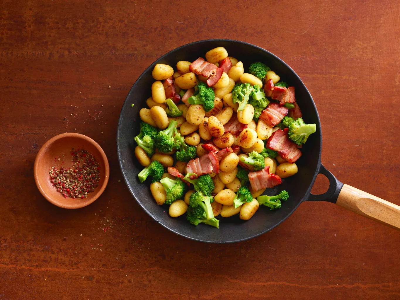 Gnocchi con pancetta e broccoli