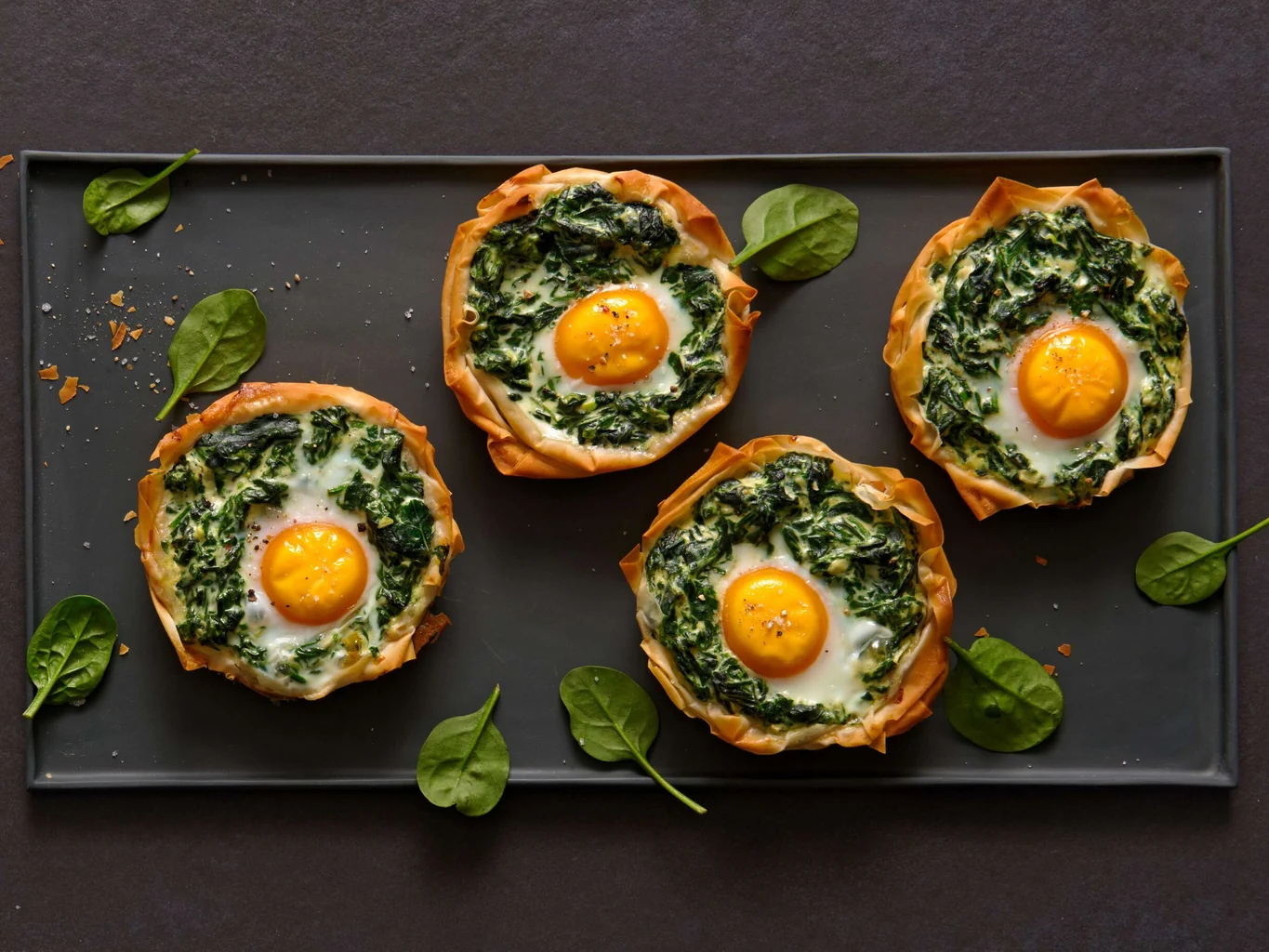 Torta croccante agli spinaci con uova al tegamino