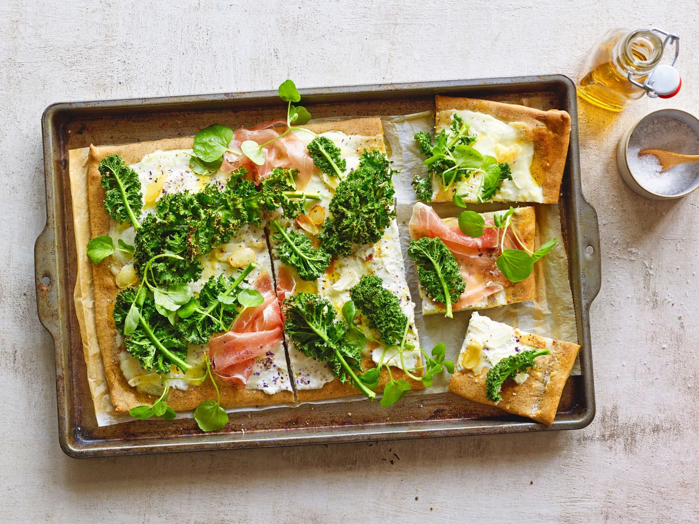 Pizza con cavolo piuma e prosciutto crudo
