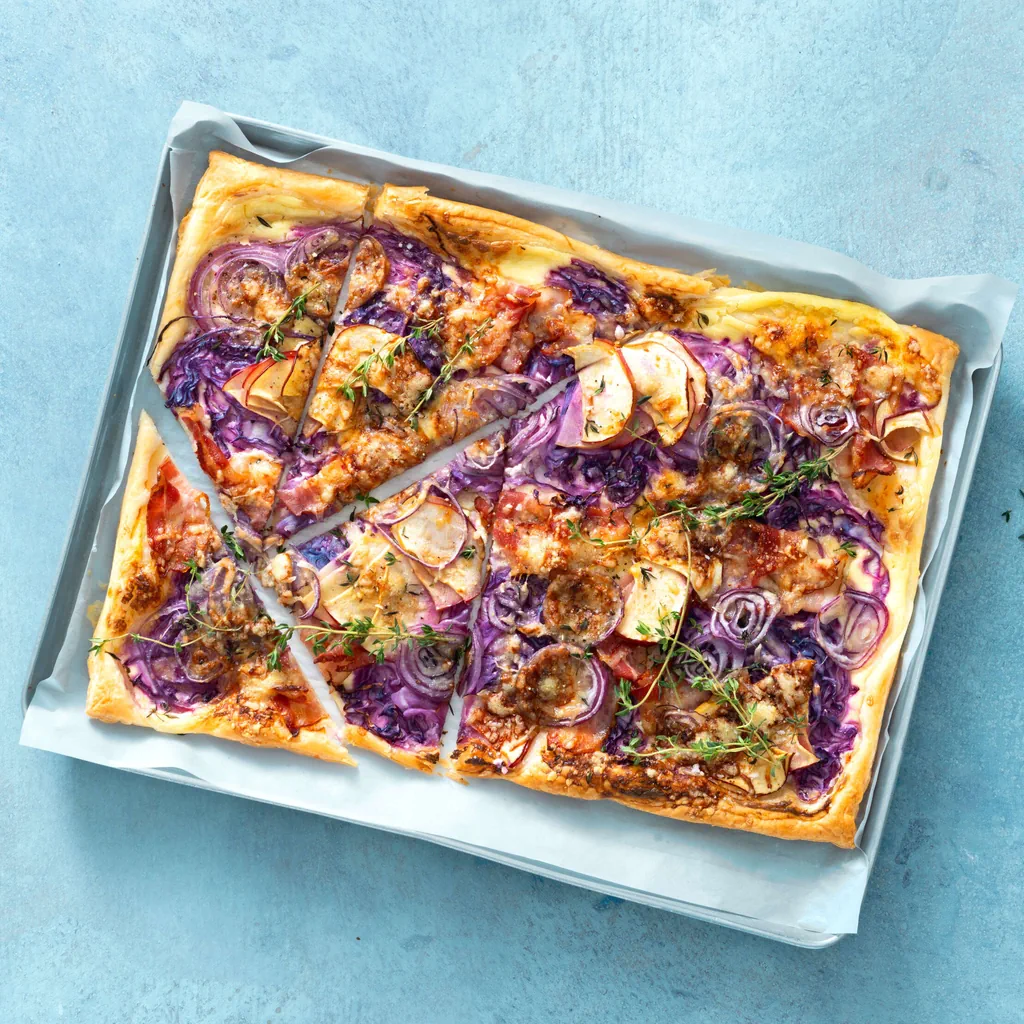 Tarte sur plaque au chou rouge