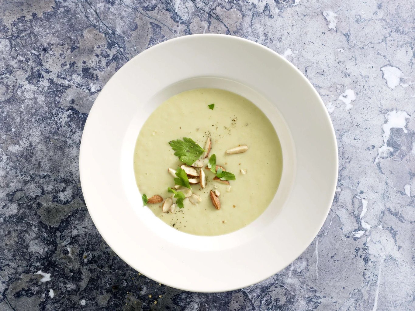 Artischockensuppe mit Mandeln
