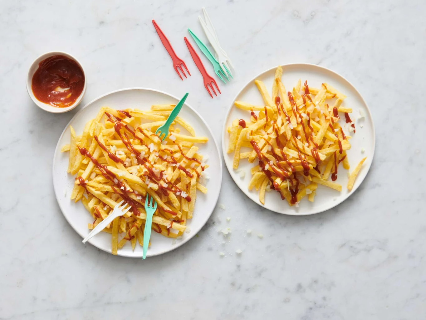 Pommes frites mit Zwiebeln und Curry-Ketchup