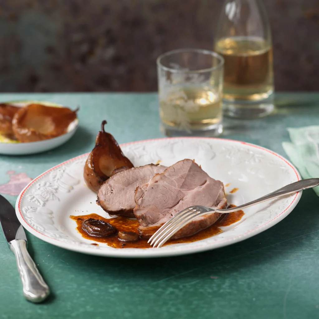 Rôti de cou de porc avec jus aux poires et aux oignons