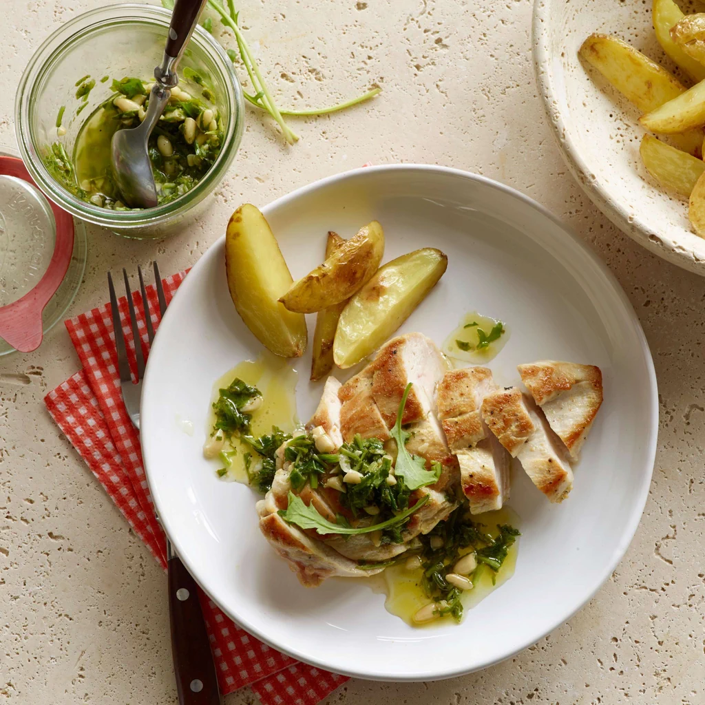 Petto di pollo rosolato con pesto di rucola, pinoli e limetta