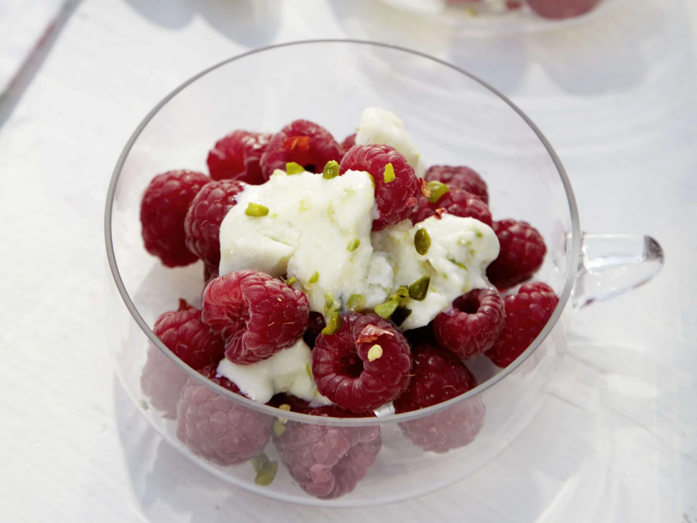 Kulfi aux pistaches avec framboises pimentées