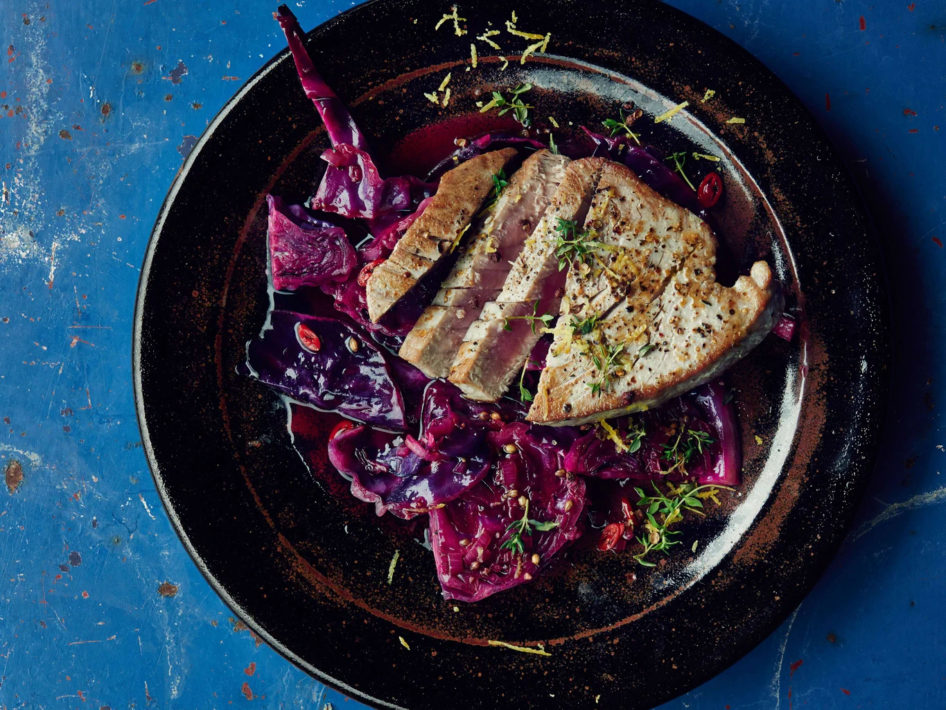 Lauwarmer Rotkrautsalat mit gebratenem Thunfischfilet