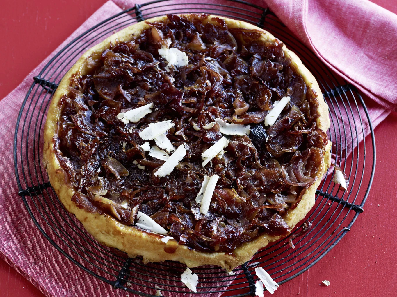 Tarte Tatin avec oignons et pomme