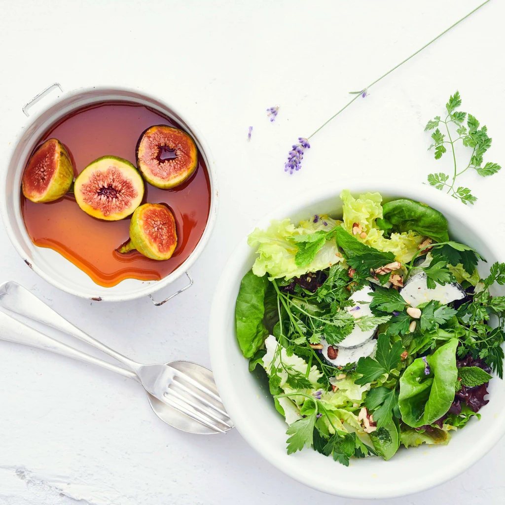 Insalata alle erbe con fichi caramellati