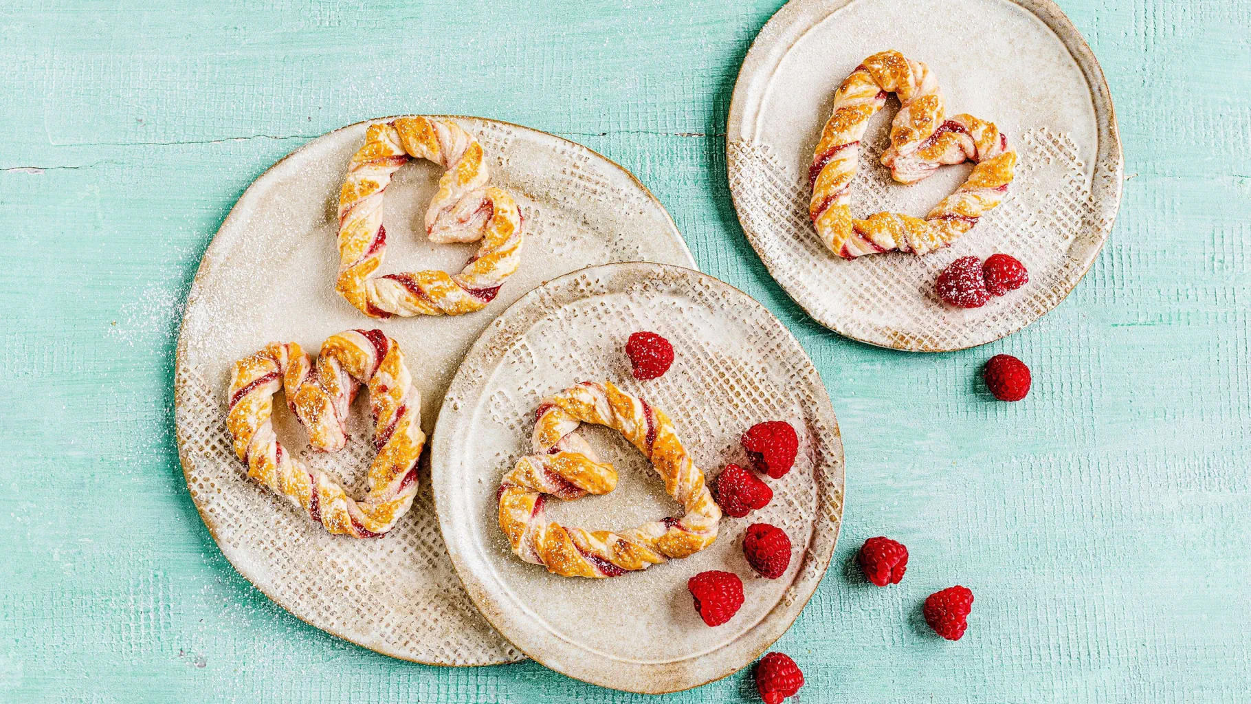 Cuori di pasta sfoglia alla confettura