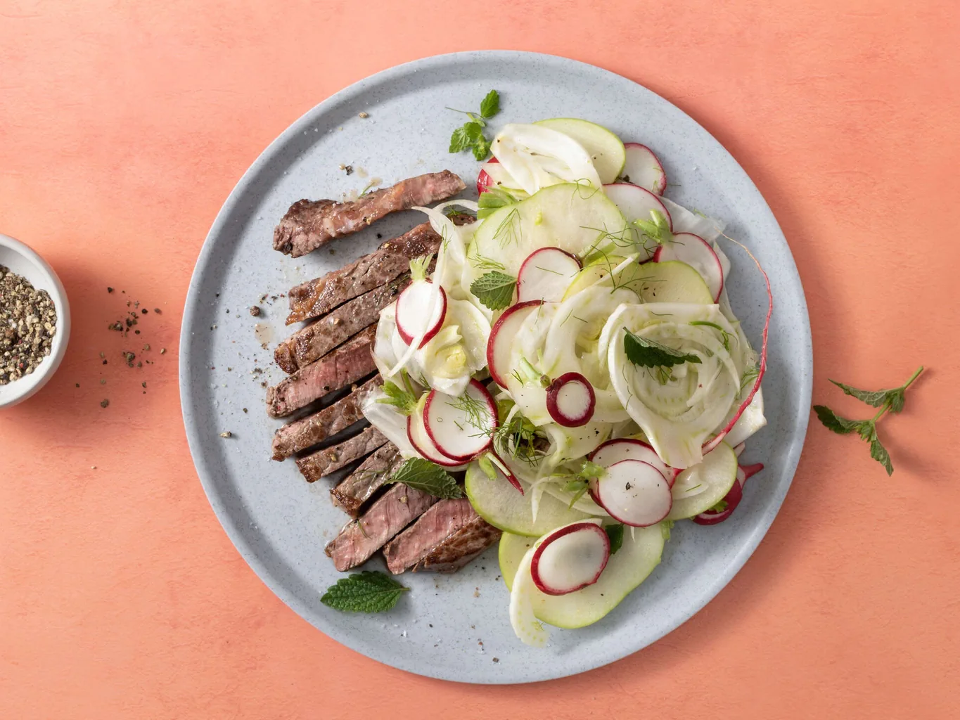 Knackiger Hobelsalat mit Rindssteak