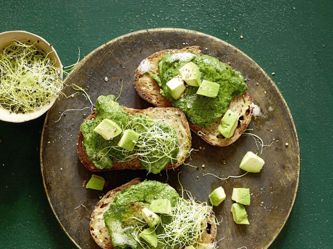 Grünes Rührei auf Brot