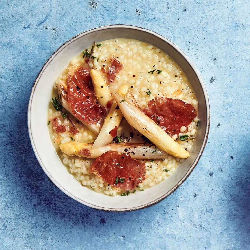 Gerstotto mit gebratenem Culatello und Spargeln