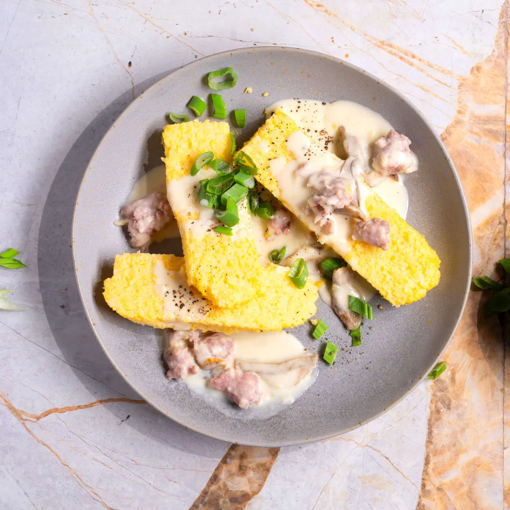 Polenta con salsa di funghi e salsiccia