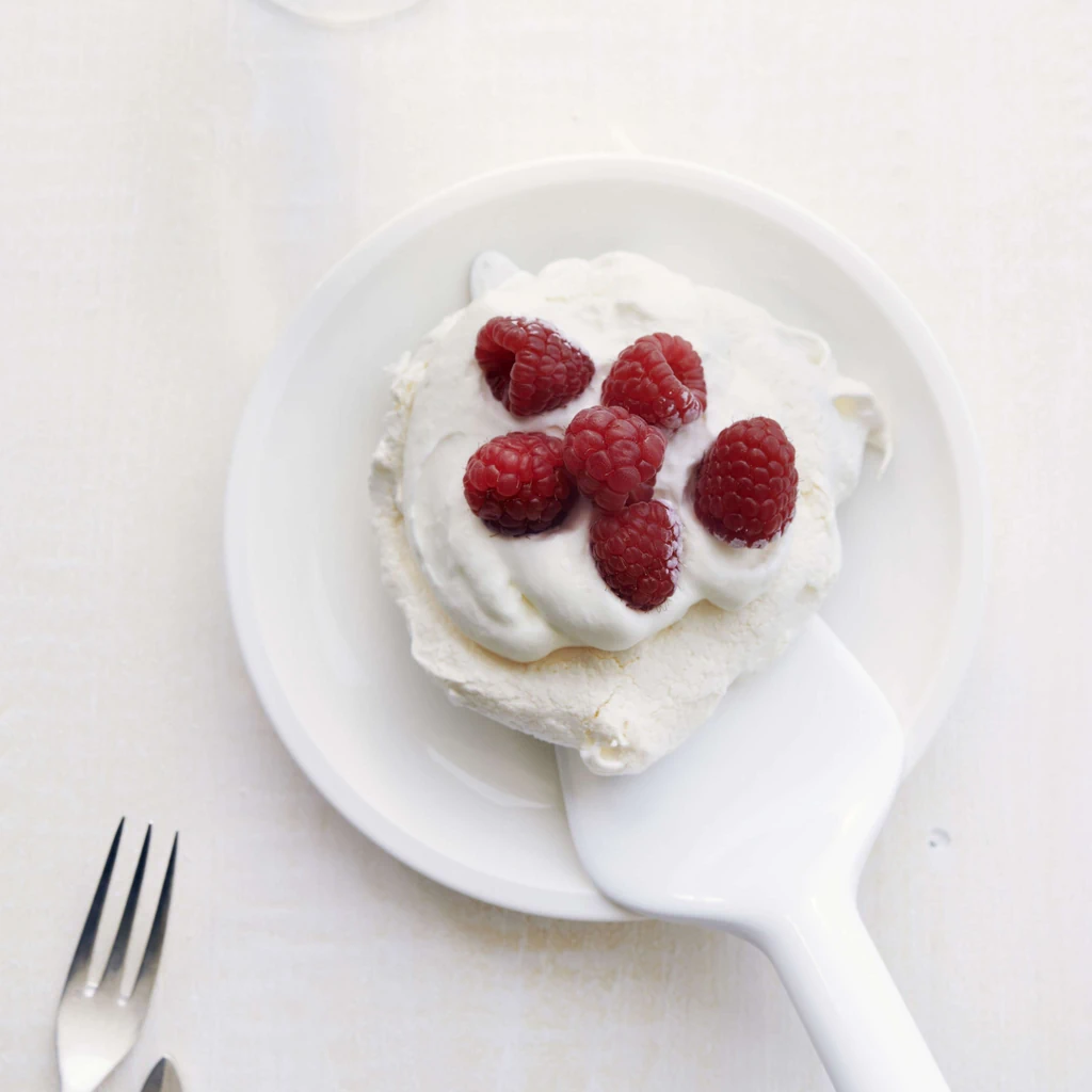 Mini-Pavlova mit Himbeeren