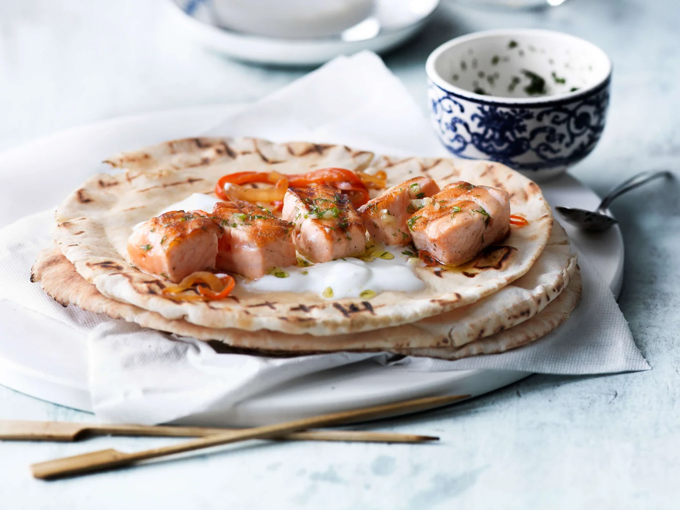 Lachs-Suvlaki im Fladenbrot