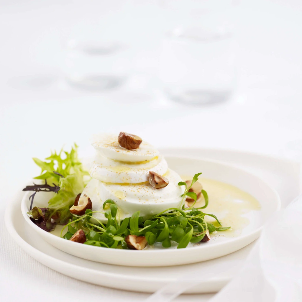 Büffelmozzarella auf Kressesalat mit Nüssen