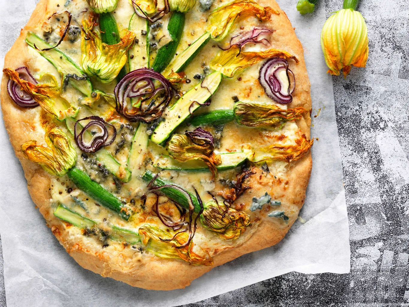 Flammkuchen mit Zucchettiblüten