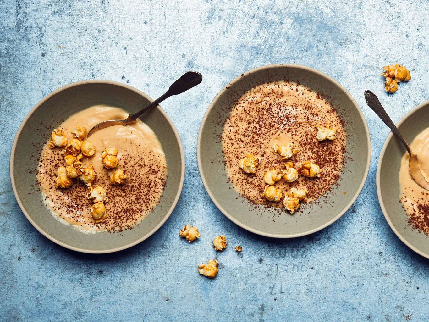 Caramelpuddingcreme mit Popcorn