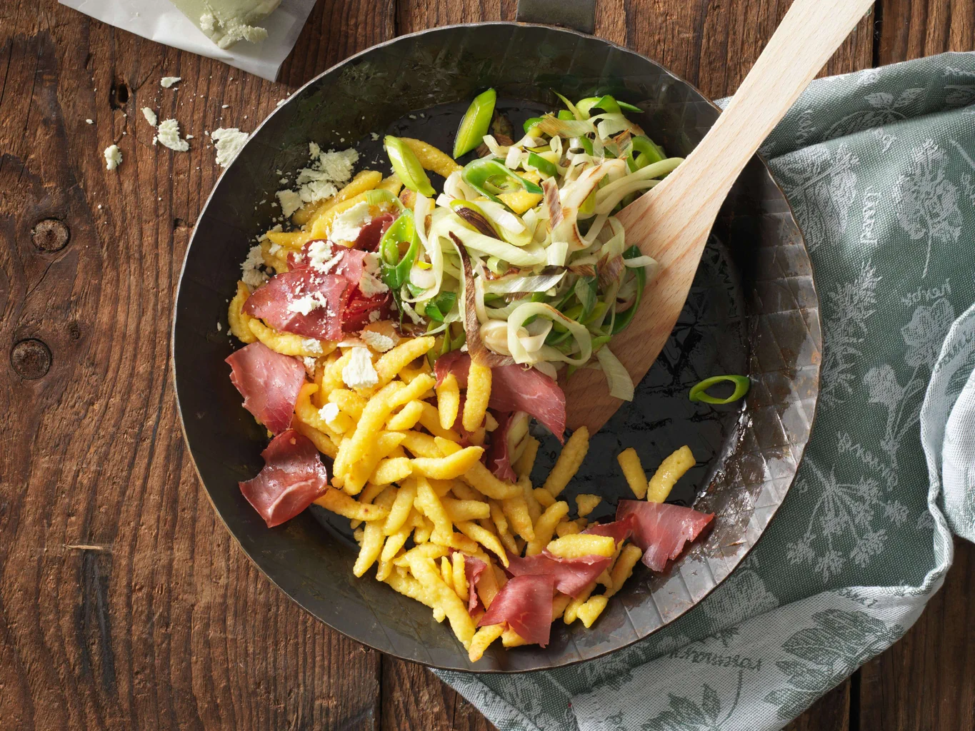 Spätzli con mostbröckli e Schabziger