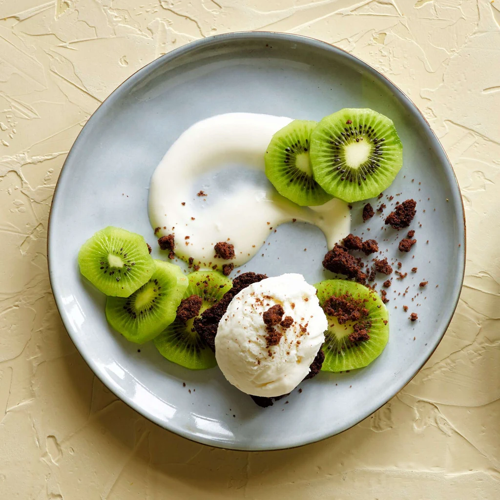 Glace mit Kiwi und geröstetem Muffin